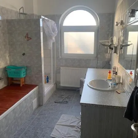 Erd - Csendes, Kenyelmes Csaladi Haz Apartment Exterior photo